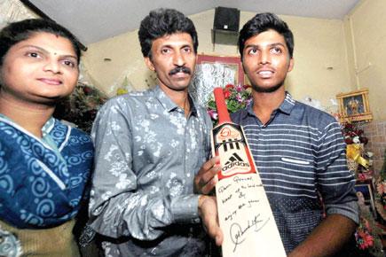 Sachin Tendulkar gifts his bat to wonder boy Pranav Dhanawade