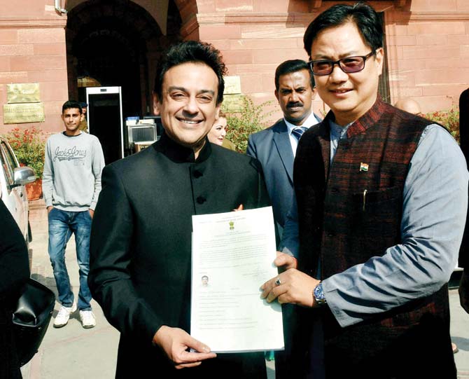 Adnan Sami and MoS Kiren Rijiju show his Certificate of Indian Citizenship. Pic/PTI