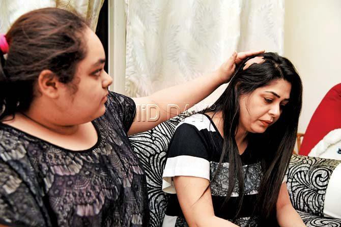 13-year-old Anushka Sarkar shows the head injury sustained by her mother, Poonam, in the bag-snatching incident outside their Khar residence. The episode terrified both, leaving them unable to go out anywhere since. Pic/Sameer Markande