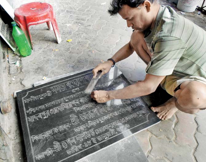 Artisan Sankar Halui, whose workshop is at Lalbazar market in Central Kolkata, has an order of more than 500 plaques praising state CM Mamata Banerjee. This one says that a “badminton association in the Southern fringes of Bengal encouraged by Mamata Banerjee”. Ever since she came to power, Banerjee has been constantly funding various clubs to grow her vote bank