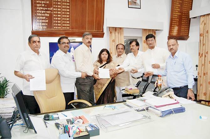 A BJP delegation hands over the demand letter to the CR authorities. One of the demands made in the letter is that trains like Duranto, Garib Rath and Superfast trains be augmented and at least two teacher special trains to run up to Varanasi