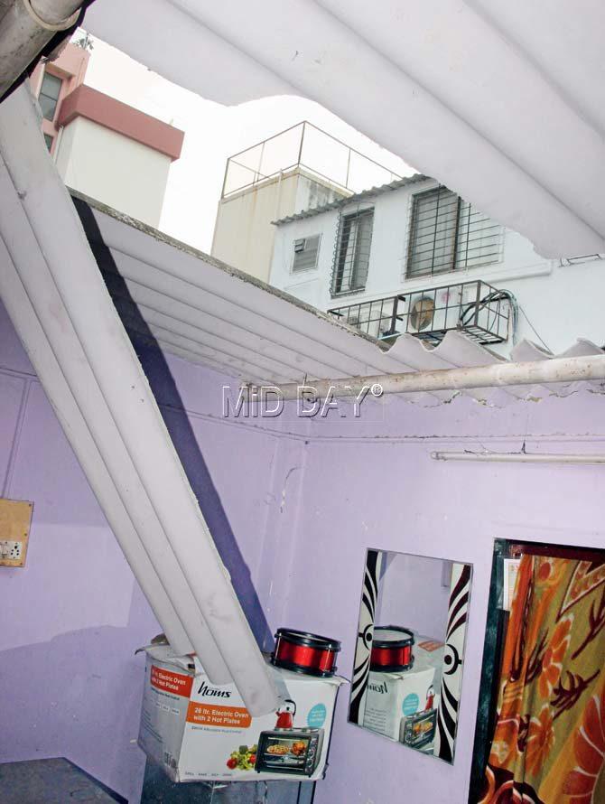 Pinku and his accomplices broke into Asha Dave’s house and tried to assault her. Pics/Onkar Devlekar