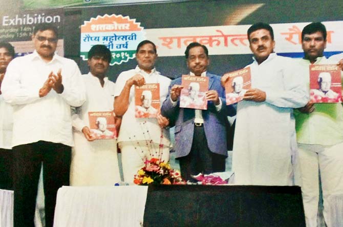 Sanjay Nirupam (right) and other senior Congress leaders release the November edition, which marked the revival of the party mouthpiece, as well as the birth anniversary of Nehru