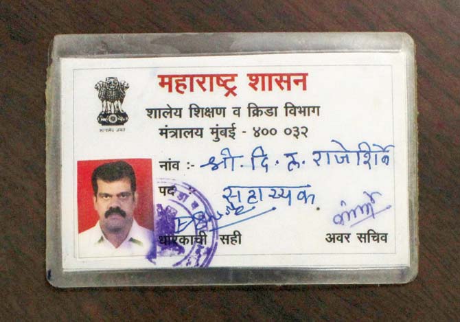 Senior Police Inspector Madhav More holds the fake identity card in the name of Suresh Pawar. Pics/Rajesh Gupta