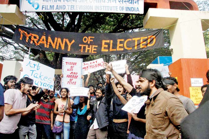Students protest at the FTII entrance. Pics/PTI