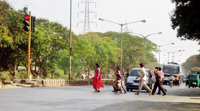 Pedestrians risk their lives to cross the WEH near Mahananda dairy. File pic
