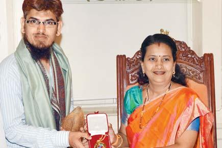 Inquilab scribe honoured for helping pregnant woman in train get medical aid