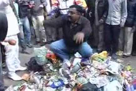 MCD workers mount garbage outside Manish Sisodia house