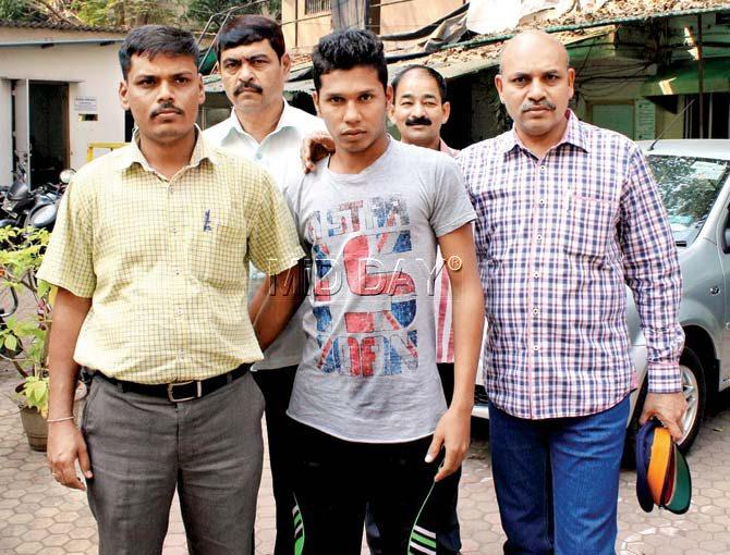 The accused (centre) Mahesh Ambadas Avhad has been remanded in police custody. Pic/Rajesh Gupta