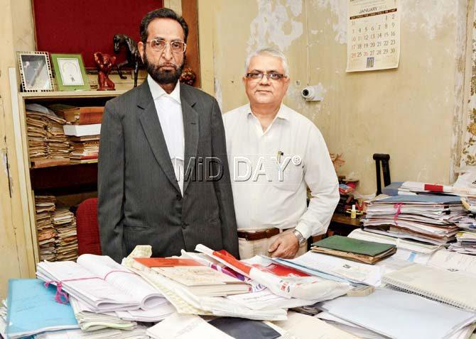 Mukesh Sidhpura with his advocate J H Dhorajiwalla. Pic/Satej Shinde