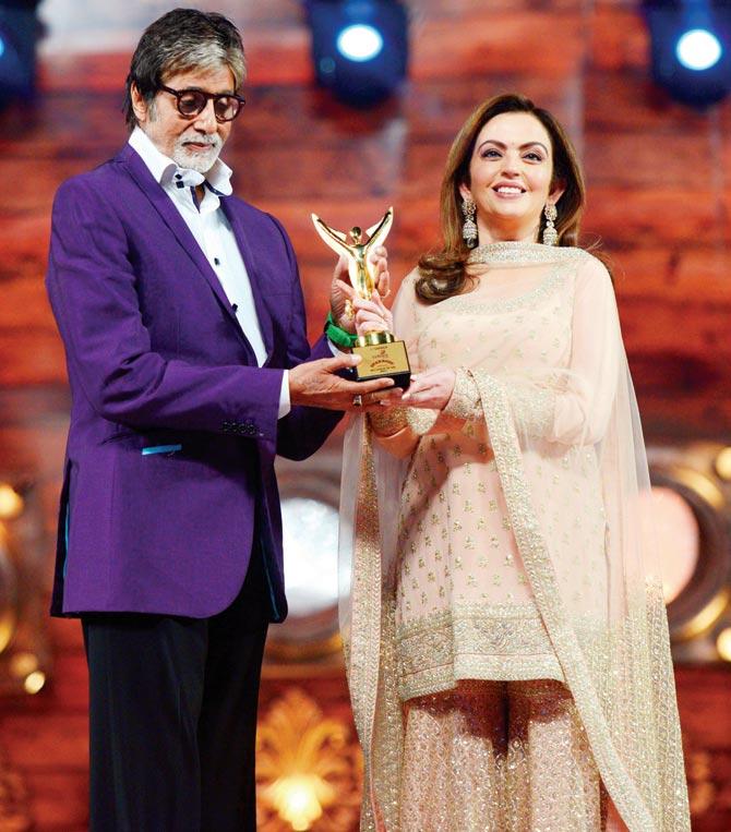 Nita Ambani presenting best actor award to Amitabh Bachchan