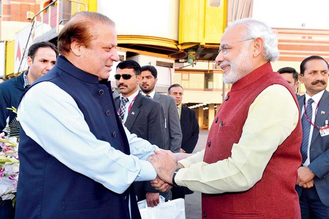 PM Narendra Modi shakes hands with Pakistan Prime Minister Nawaz Sharif during a surprise visit to Lahore on Christmas day. Pic/AFP