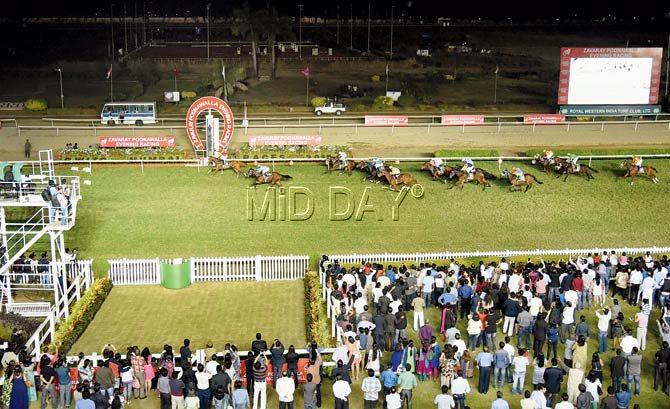Spectators at the finishing line during one of the night races held at Mahalaxmi Race Course last weekend. Pic/Shadab Khan