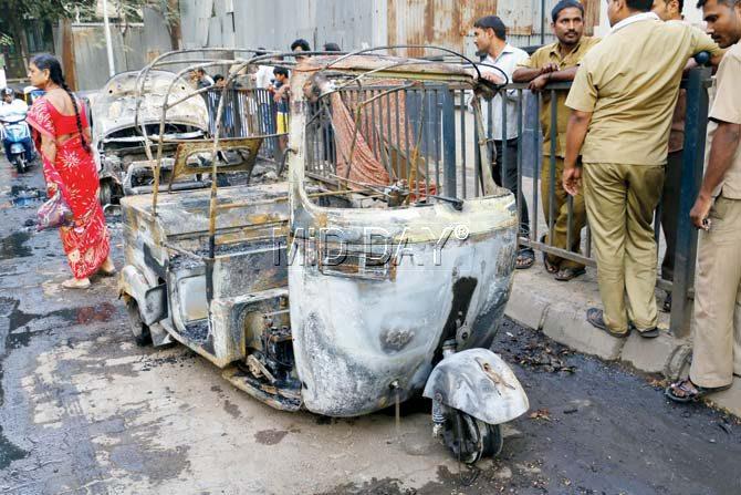 The two cars that were burnt after the rickshaw hit them. Pics/Swarali Purohit