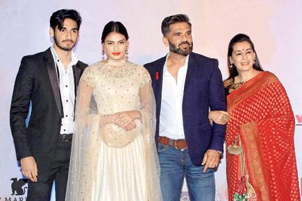 Suniel Shetty with his family at Vikram Phadnis' fashion show