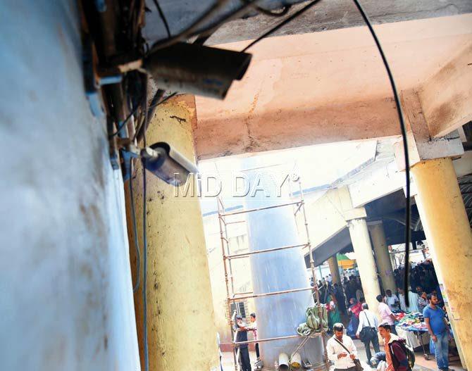 The contractor says the process of connecting the cameras directly to a command centre at Thane commissioner office and traffic police chowky will take at least a month. Pics/Sameer Markande