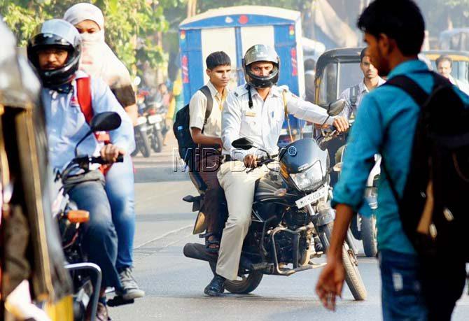 Constable Zuber Shamsuddin Tamboli ferries 20-year-old visually challenged student Shivam Bahusaheb Patil between college and home every day on his motorcycle, and ensures that he reaches the campus safely. Pics/Sameer Markande
