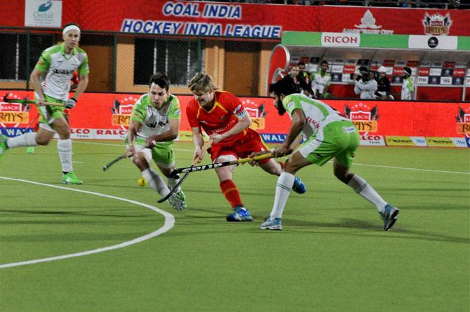 Ranchi Rays and Delhi Waveriders players in action 