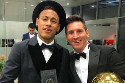Lionel Messi poses with Neymar and Ballon d'Or trophy