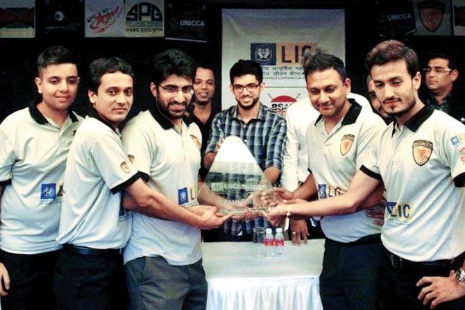 Break Builders, the Snooker Premier League-winning team, with chief guest Aditya Thackeray (centre) on Saturday