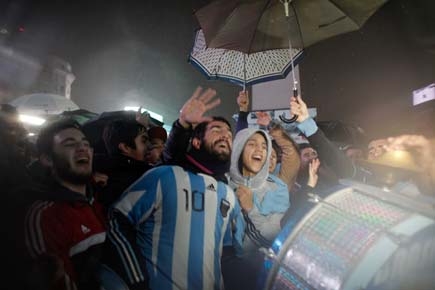Argentines rally to urge Messi to return to national team