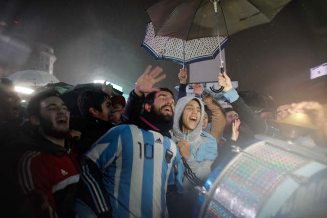 Lionel Messi Fans rally under the rain asking for his return to the national team. Pic/ AFP