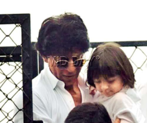 the actor greeted  fans with AbRam  in tow. Pics/Sameer Markande