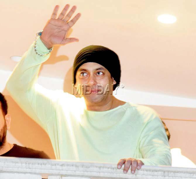 Salman Khan waves to fans from his residence. Pic/Nimesh Dave
