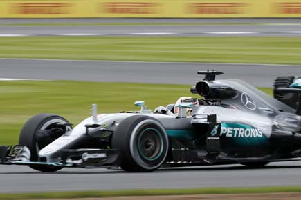 F1: Mercedes says drivers free to race each other but mustn't drop points