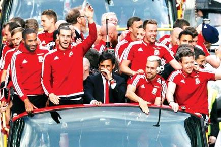 Wales arrive to rapturous welcome after Euro show