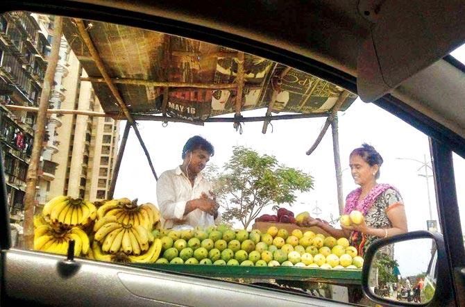 Picture by Shyam Nair at Kharghar, Navi Mumbai, who captions it saying, "If you ever think something is impossible, please observe your mother bargaining with the fruit seller."