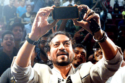 Irrfan Khan in selfie mode with students of a Mumbai college