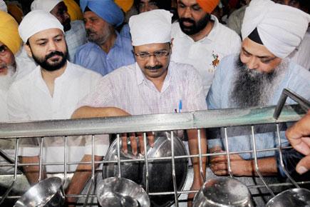 Watch video: Arvind Kejriwal washes dishes at Golden Temple