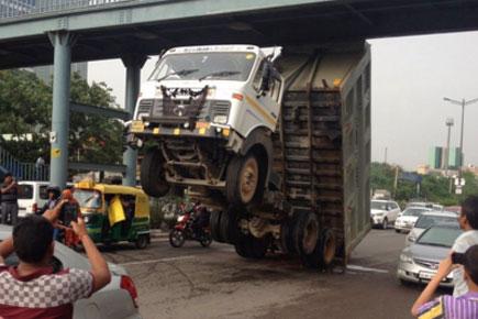 Whoa! Dumper truck does a wheelie in New Delhi