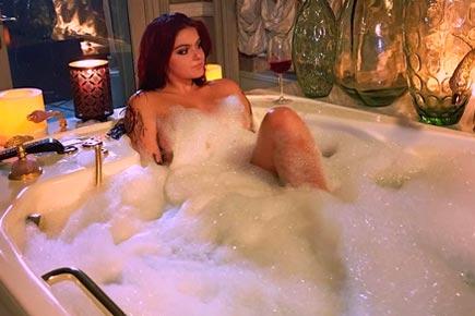 'Modern Family' actress Ariel Winter poses nude in bathtub