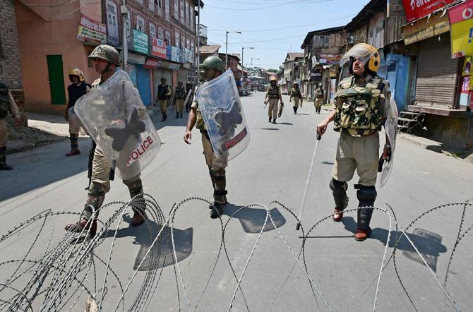 Srinagar: CRPF jawans stand guard during 11th consecutive day of curfew and strike in Srinagar. Pic/ AFP