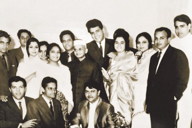 Kewal Kashyap (seated second from left) with Lal Bahadur Shastri and Manoj Kumar (centre) at the premiere of Shaheed
