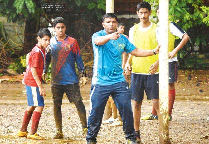 Campion (Cooperage) coach Wilfred Alva (centre) during a training session with his under-16 Division-I team at Churchgate recently. Pic/Suresh Karkera