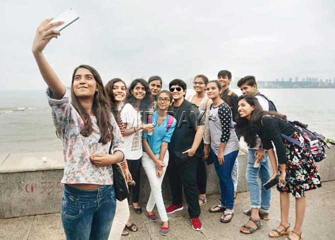 Falguni Pathak (in black) poses for a selfie with fans at Marine Drive. Pic/Bipin Kokate