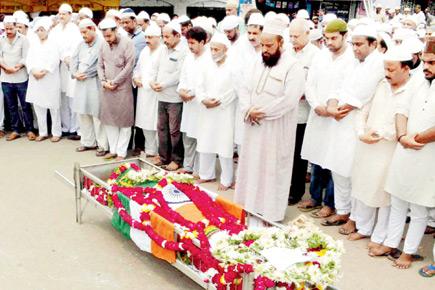 Friends and relatives offer prayers at the funeral ceremony of former India hockey star Mohammed Shahid in Varanasi yesterday