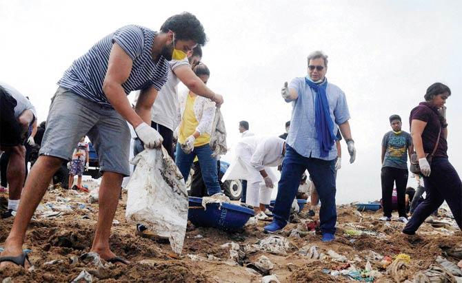 Subhash Ghai takes part in a cleanliness drive at Versova beach yesterday. Pic/PTI