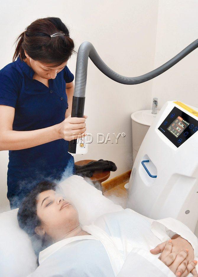 A staffer administers the Cryo Facial to this writer Picas/Sneha Kharabe