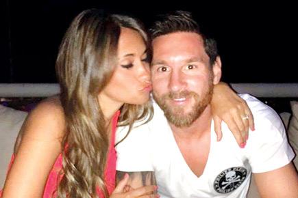 Lionel Messi cuts short holiday to join Barcelona mates in UK  finale