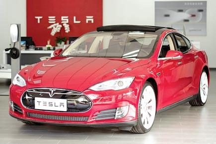 Tesla's Autopilot 'blinded' momentarily, driver killed