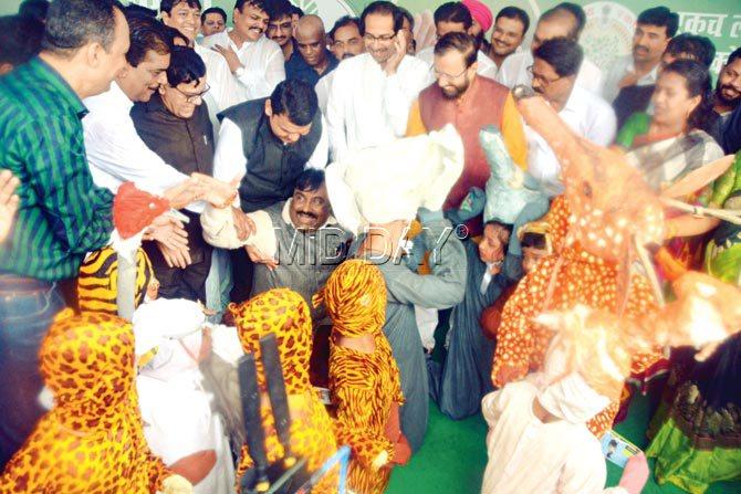 Oops: State Forest Minister Sudhir Mungantiwar slipped and fell at the function, and was helped to his feet by the CM. Pics/Sayyed Sameer Abedi