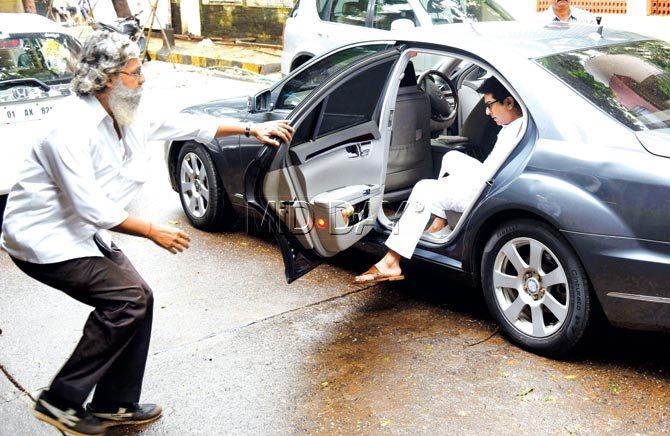 MNS chief Raj Thackeray back at his Dadar home after his meeting with Sena boss Uddhav Thackeray. Pic/Rane Ashish