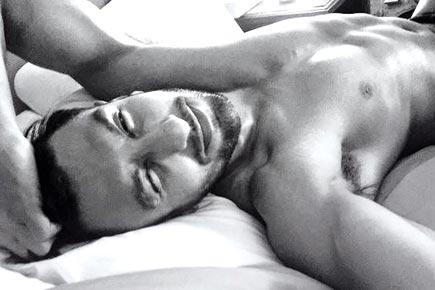 'Lazy' Ranveer Singh shares a shirtless selfie on Twitter