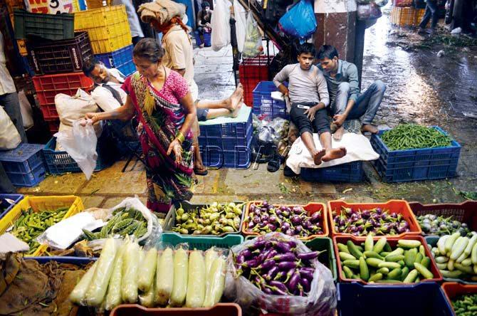 Locals buy vegetables at the APMC market at Vashi yesterday before the strike. Pic/Sneha kharabe