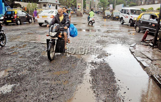 The BMC chief pointed out that in most cases, potholes were caused by uneven paver blocks peeling out, posing great danger to motorists. Pics/Datta Kumbhar