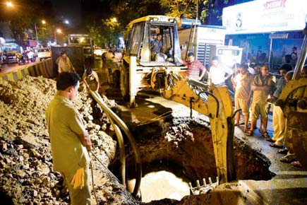 Mumbai: Pipeline burst leads to cave-in on LJ Road